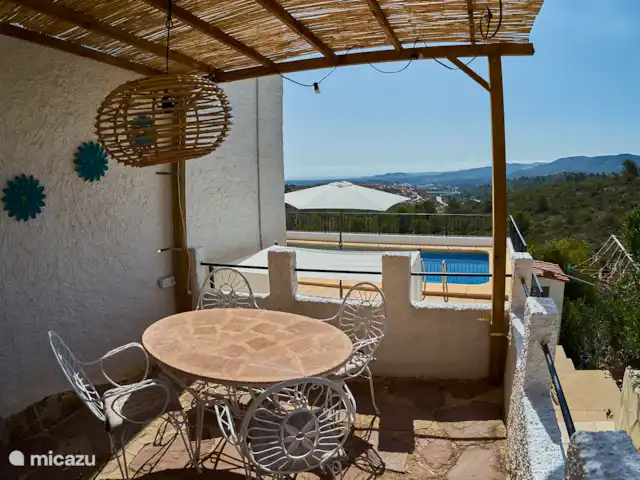 Casa Yavari en España, Costa Blanca, Pedreguer  - villa Hermosa sala de estar con iluminación, en el espacio de la planta baja a la izquierda (no en la foto) también está nuestra lavadora y un pequeño refrigerador.