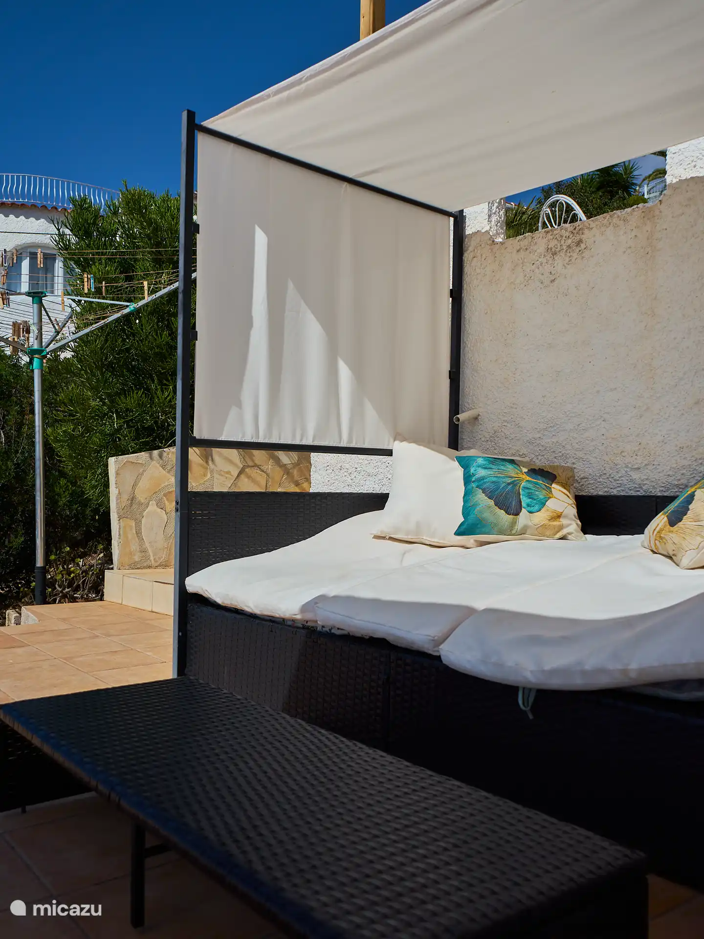 Entspannen Sie sich am Pool mit Meerblick