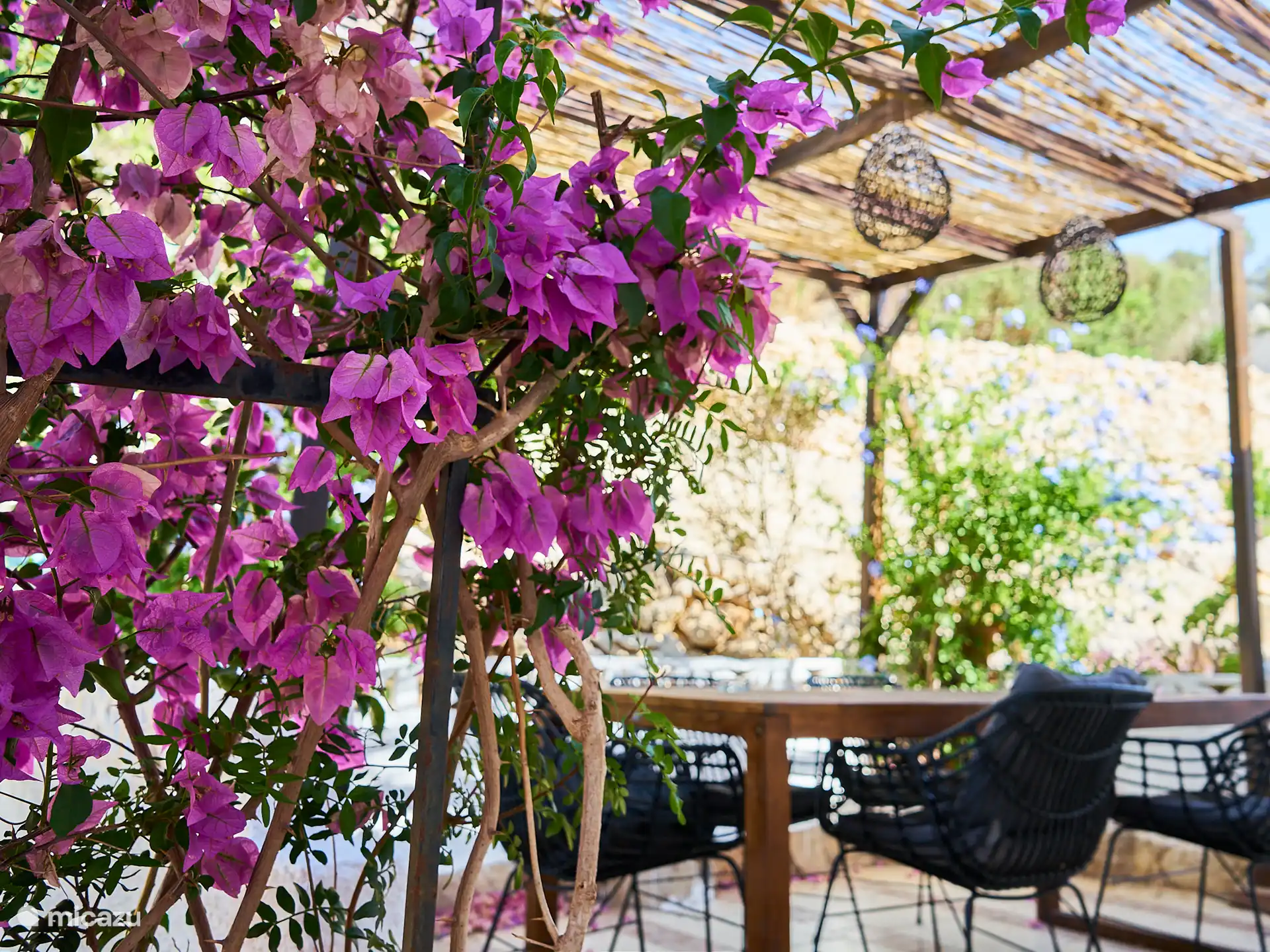 unser Esstisch, direkt neben der Haustür und Küche & Grill