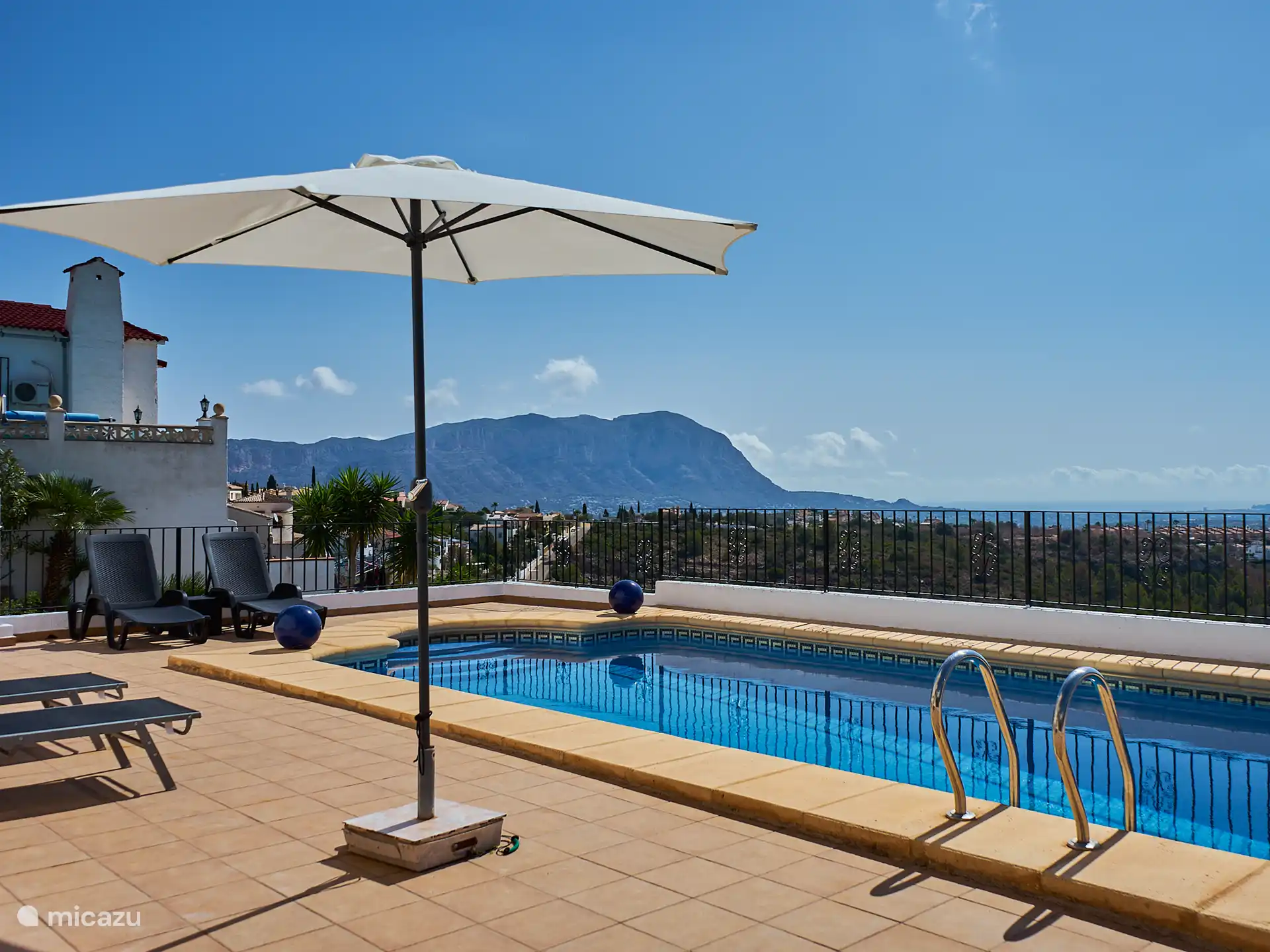 Privater Pool mit viel Privatsphäre in der Casa Yavari
Genießen Sie einen atemberaubenden Blick auf das Montgó-Gebirge, den Arenal-Strand in Jávea und an klaren Tagen sogar auf die Insel Ibiza.