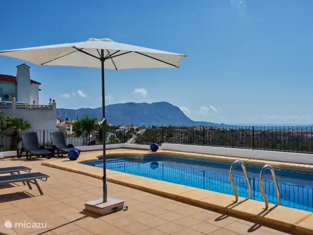 Casa Yavari en España, Costa Blanca, Pedreguer  - villa Piscina privada con mucha privacidad en Casa Yavari
Disfruta de las impresionantes vistas de las montañas del Montgó, la playa del Arenal en Jávea e incluso la isla de Ibiza en días despejados.