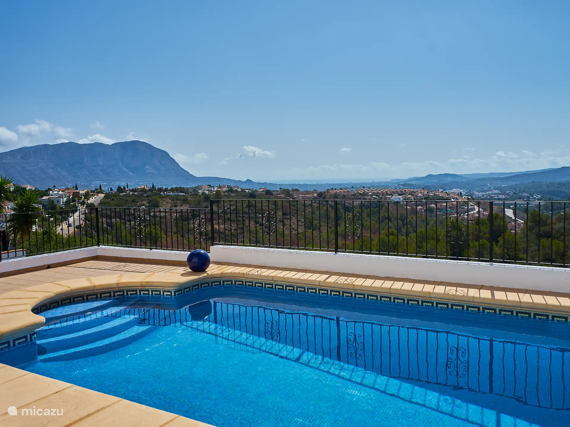 Privater Pool mit viel Privatsphäre in der Casa Yavari
Genießen Sie einen atemberaubenden Blick auf das Montgó-Gebirge, den Arenal-Strand in Jávea und an klaren Tagen sogar auf die Insel Ibiza.