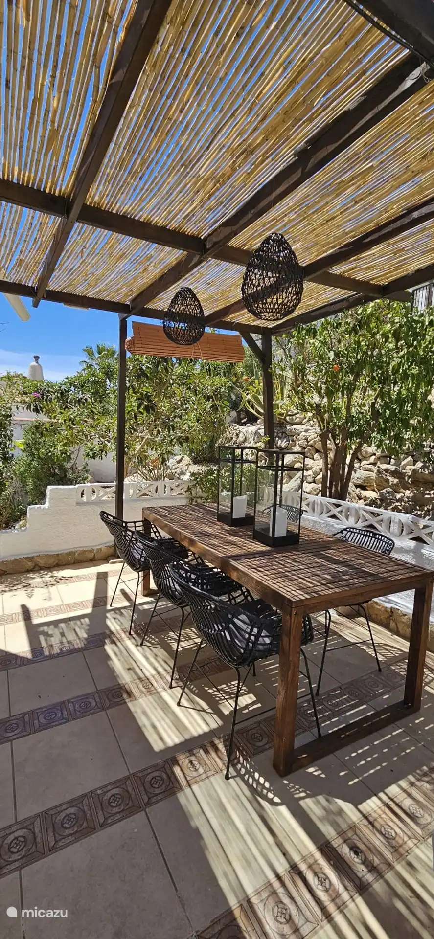 Pergola im Ibiza-Stil in der Casa Yavari
Gemütliche Pergola mit Strohdach, schwarzen Korblampen und Eichentisch neben der Haustür. Ideal zum Frühstück, Mittag- oder Grillen, mit viel Privatsphäre und umgeben von üppigen Pflanzen.