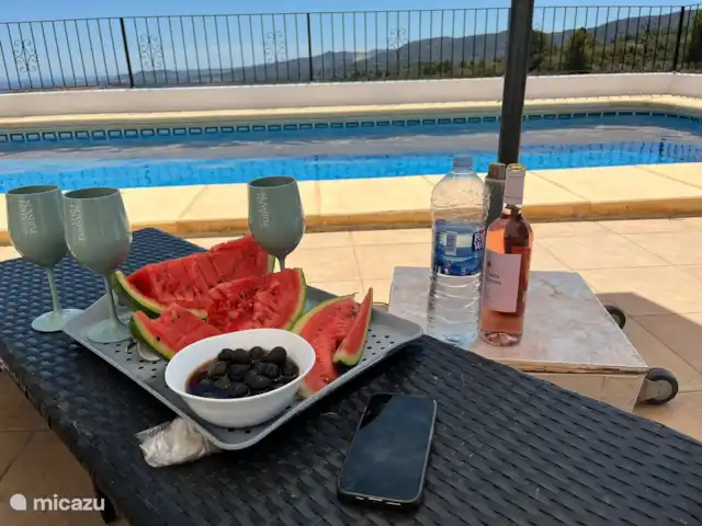 Casa Yavari en España, Costa Blanca, Pedreguer  - villa Piscina privada con impresionantes vistas en Casa Yavari
Disfrute del lujo junto a la piscina con 4 tumbonas, una tumbona ibicenca, mesas bajas, ducha y sombrilla. Vistas a las montañas del Montgó, al mar Mediterráneo, a Jávea e incluso a Ibiza en un día despejado.