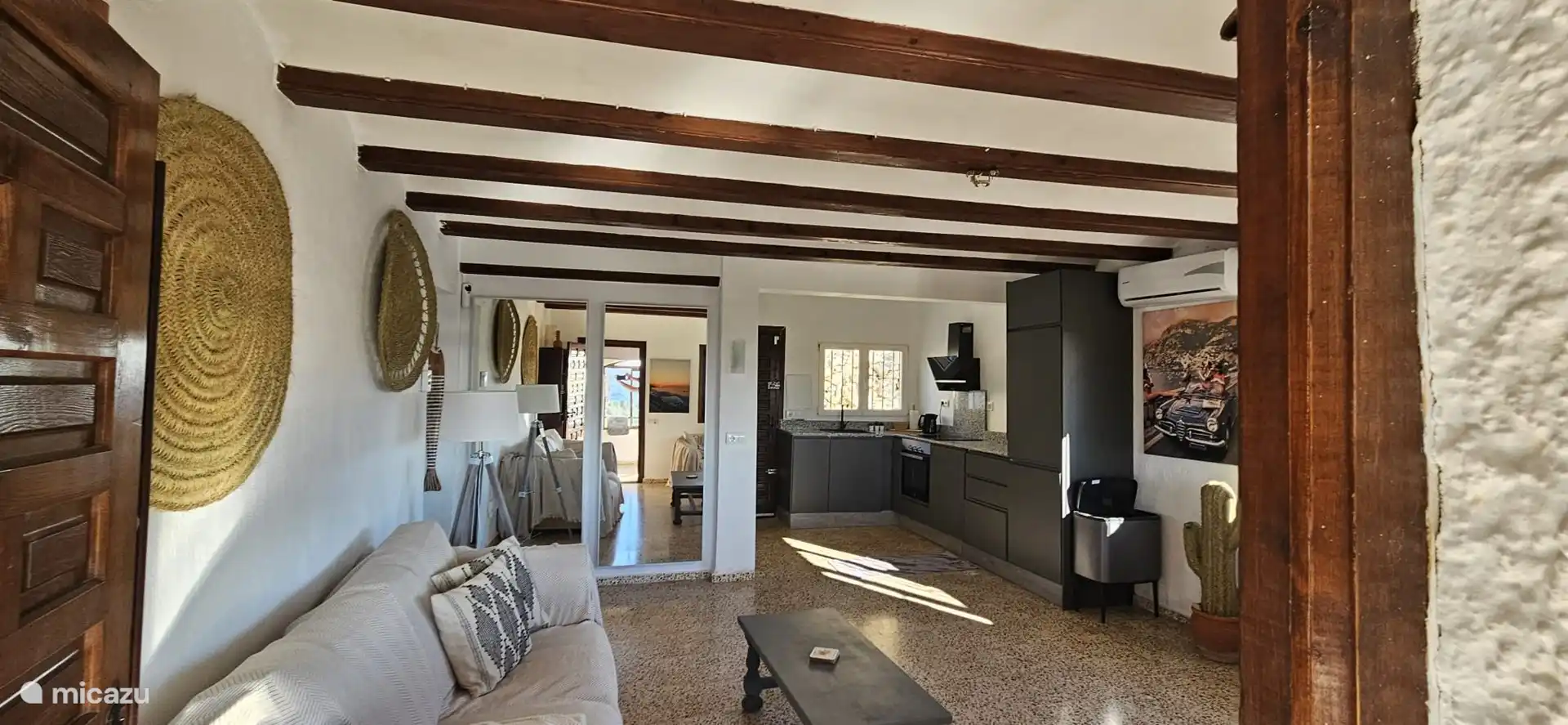 Geräumiges Wohnzimmer mit Klimaanlage, offener Küche, FULL-HD-TV mit IPTV, Xbox und vielen Büchern.