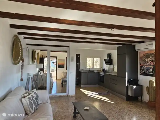 Casa Yavari en España, Costa Blanca, Pedreguer  - villa Amplia sala de estar, con aire acondicionado, cocina abierta, TV FULL HD con IPTV, Xbox y muchos libros.