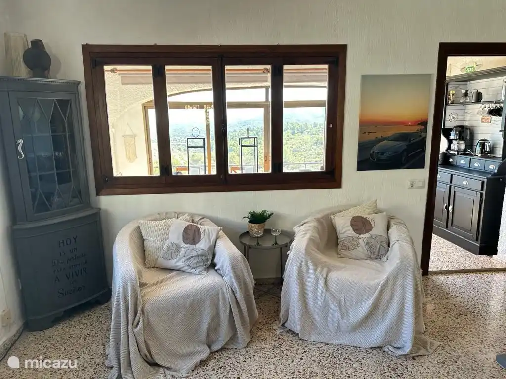 Geräumiges Wohnzimmer mit Klimaanlage, offener Küche, FULL HD-Fernseher mit IPTV, Xbox und vielen Büchern.