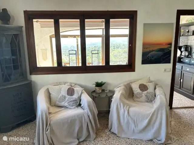 Casa Yavari en España, Costa Blanca, Pedreguer  - villa Amplio salón con aire acondicionado, cocina abierta, TV FULL HD con IPTV, Xbox y muchos libros.