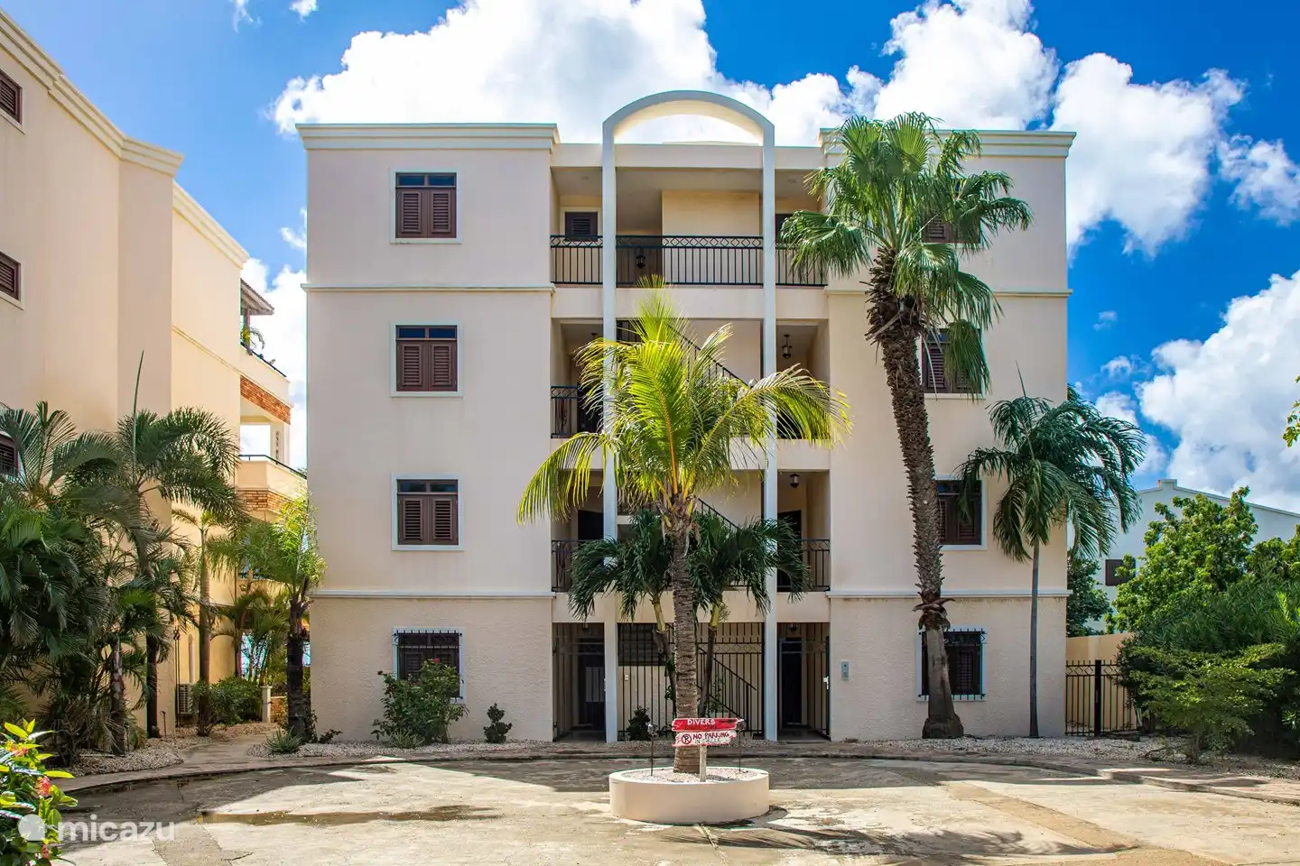 Playa Lechi apartment building