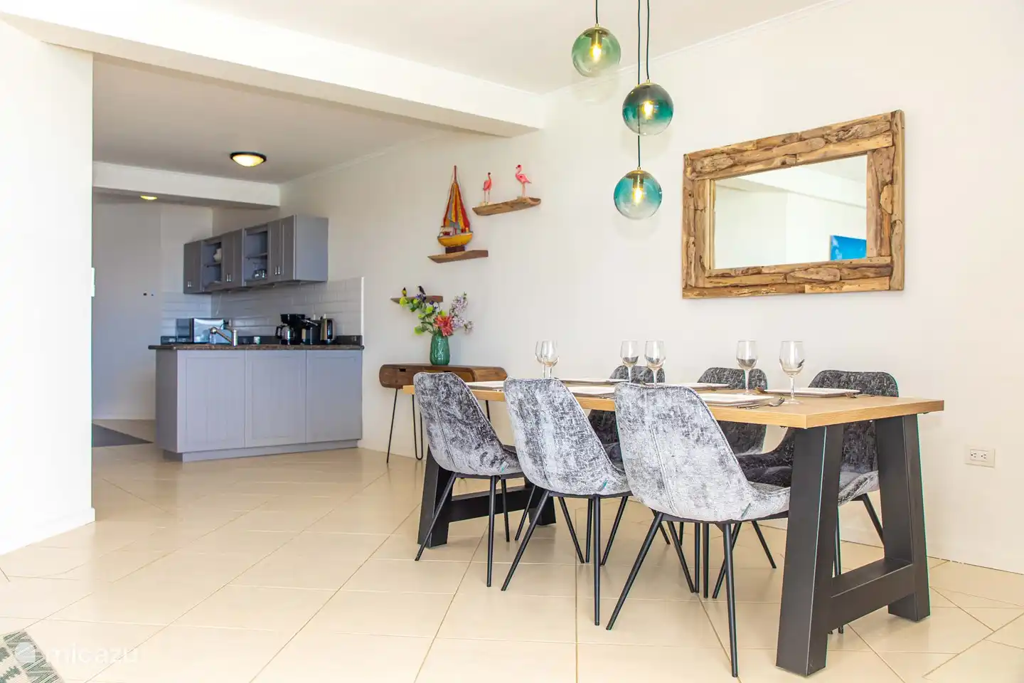 Kitchen/living room with dining table