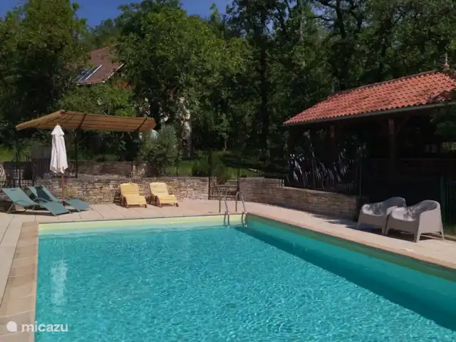 Le nid de l'écureuil en Francia, Lot, Lavercantière - chalet Piscina de agua salada con tumbonas y terraza cubierta