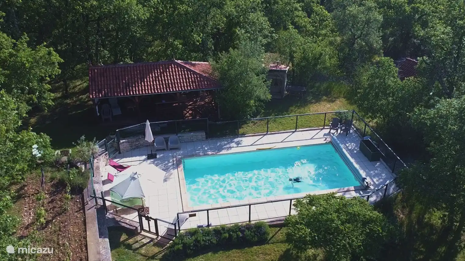 Piscina y terraza exterior