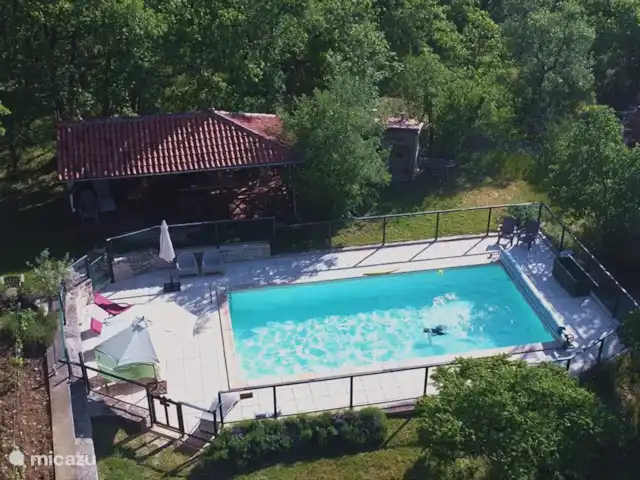 Le nid de l'écureuil en Francia, Lot, Lavercantière - chalet Piscina y terraza exterior