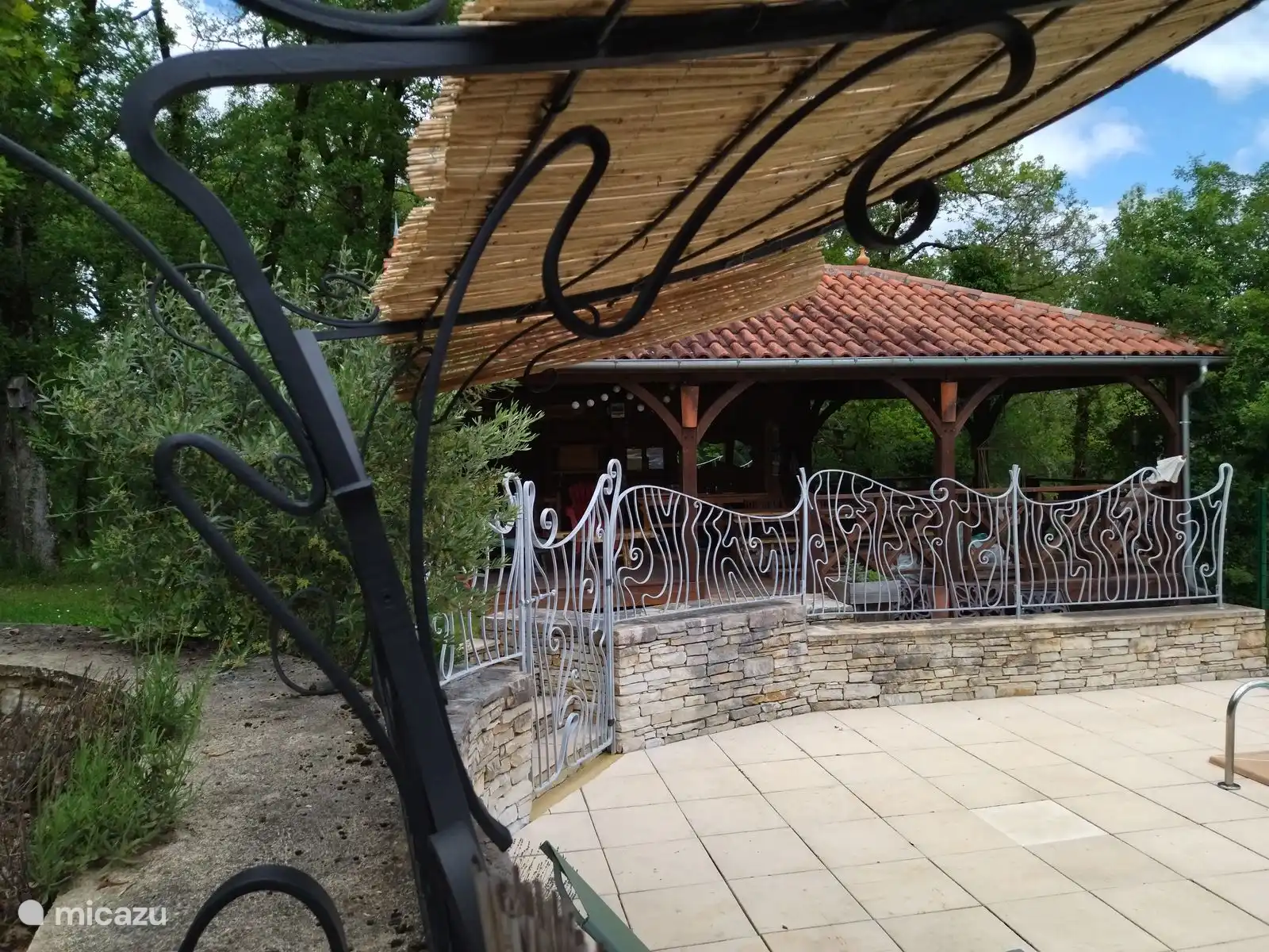 Valla de herrería alrededor de la piscina