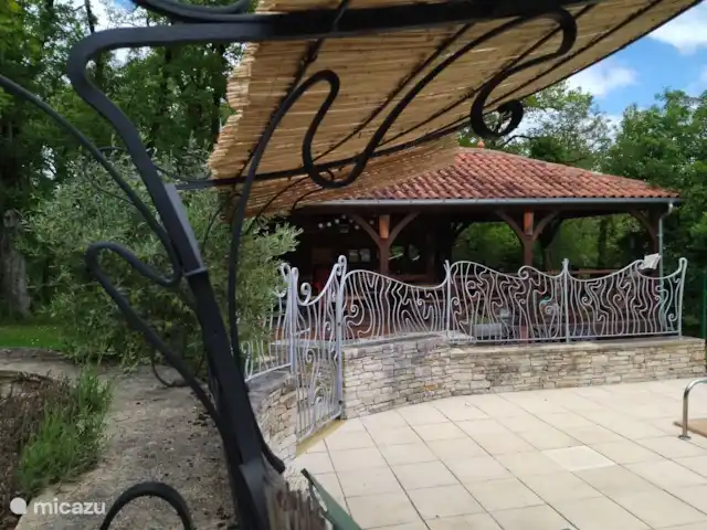 Le nid de l'écureuil en Francia, Lot, Lavercantière - chalet Valla de herrería alrededor de la piscina