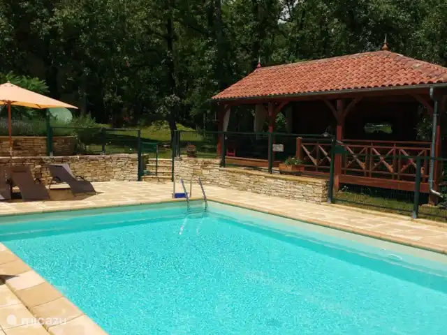 Le nid de l'écureuil en Francia, Lot, Lavercantière - chalet piscina de agua salada con terraza exterior cubierta