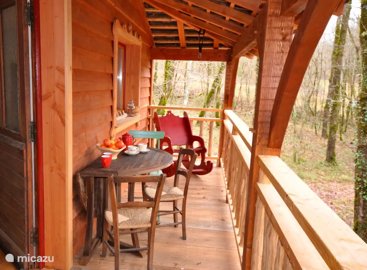 la terraza cubierta alrededor