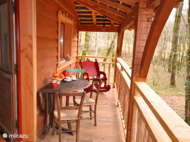 Le nid de l'écureuil en Francia, Lot, Lavercantière - chalet la terraza cubierta alrededor