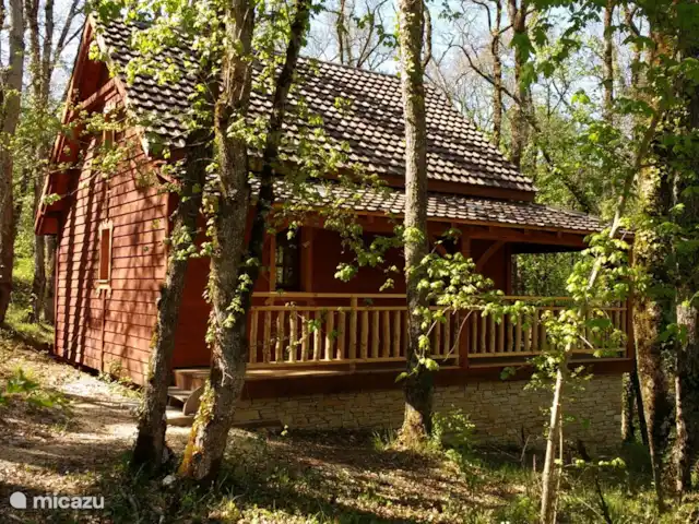 Le nid de l'écureuil en Francia, Lot, Lavercantière - chalet vista lateral