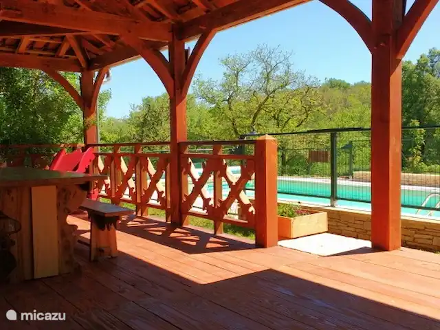 Le nid de l'écureuil en Francia, Lot, Lavercantière - chalet terraza de la piscina