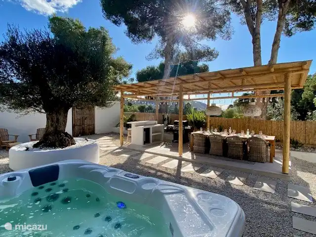 Jacuzzi with bar, outdoor kitchen and dinner table