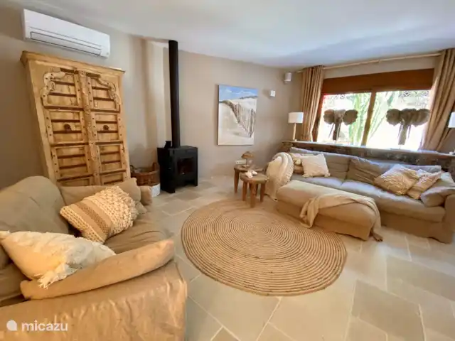 Villa de luxe sur la plage Moraira El Portet | Espagne, Costa Blanca, Moraira - villa Salon cosy avec cheminée à bois et chauffage au sol