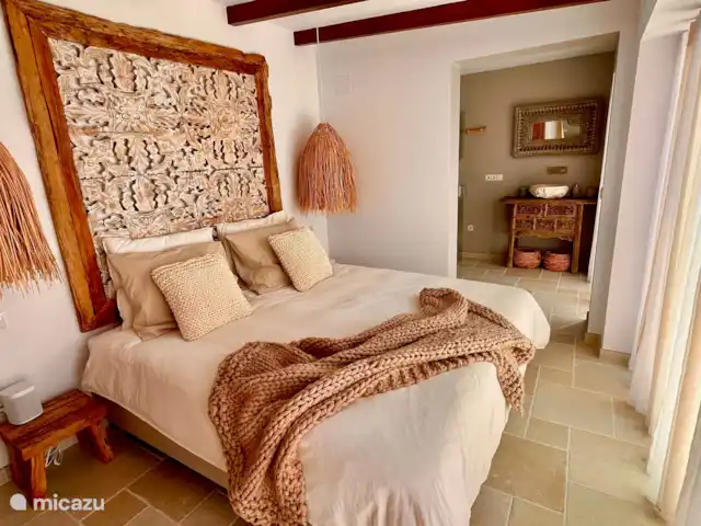Villa de luxe sur la plage Moraira El Portet | Espagne, Costa Blanca, Moraira - villa Chambre des maîtres avec salle de bain attenante et terrasse privée sur le toit.