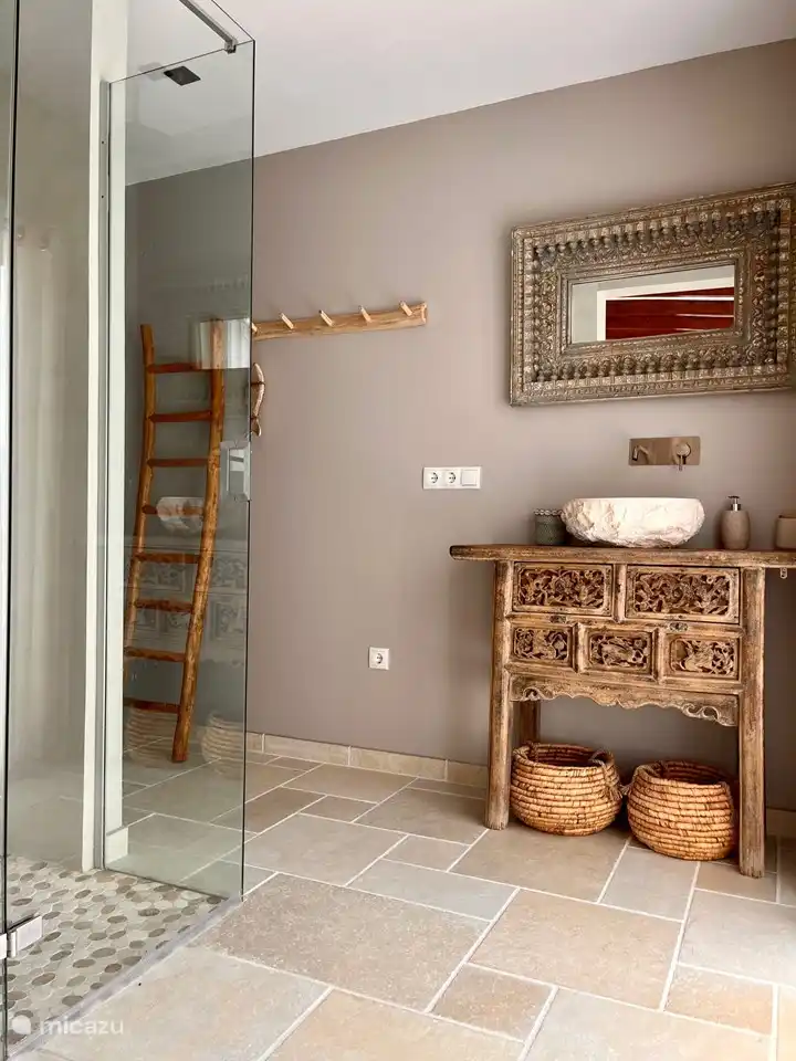 Detail master ensuite bathroom