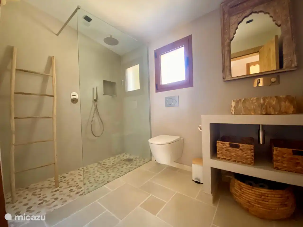 Spacious bathroom on the first floor
