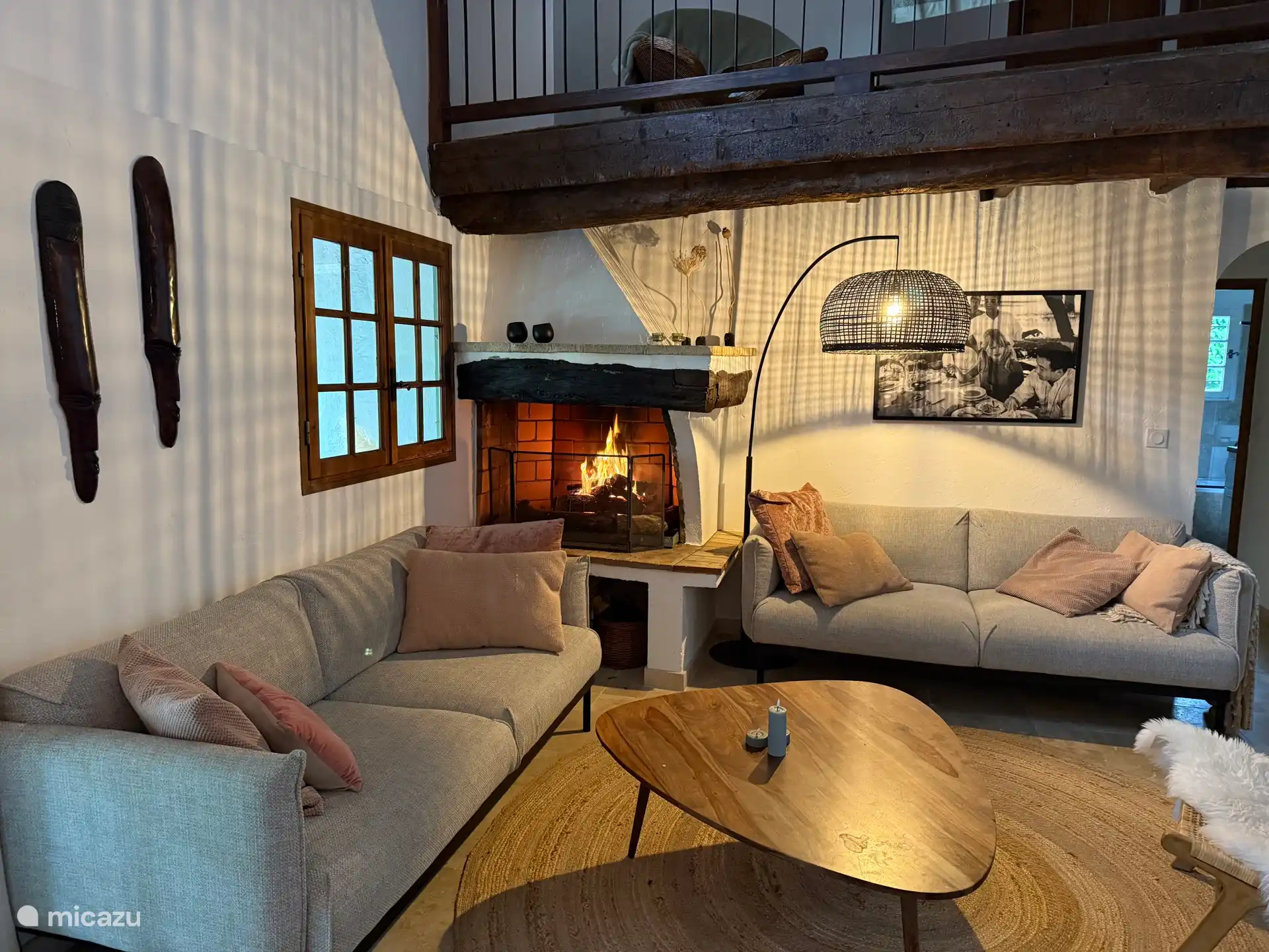 Wohnzimmer mit Kamin / Herbst