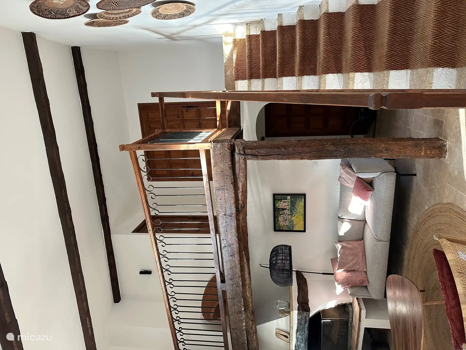 Wohnzimmer mit Blick auf den Boden. Rechte Tür ist Badezimmer, mittlere ist kleines Schlafzimmer, linke Tür ist großes Schlafzimmer (siehe Fotos unten)