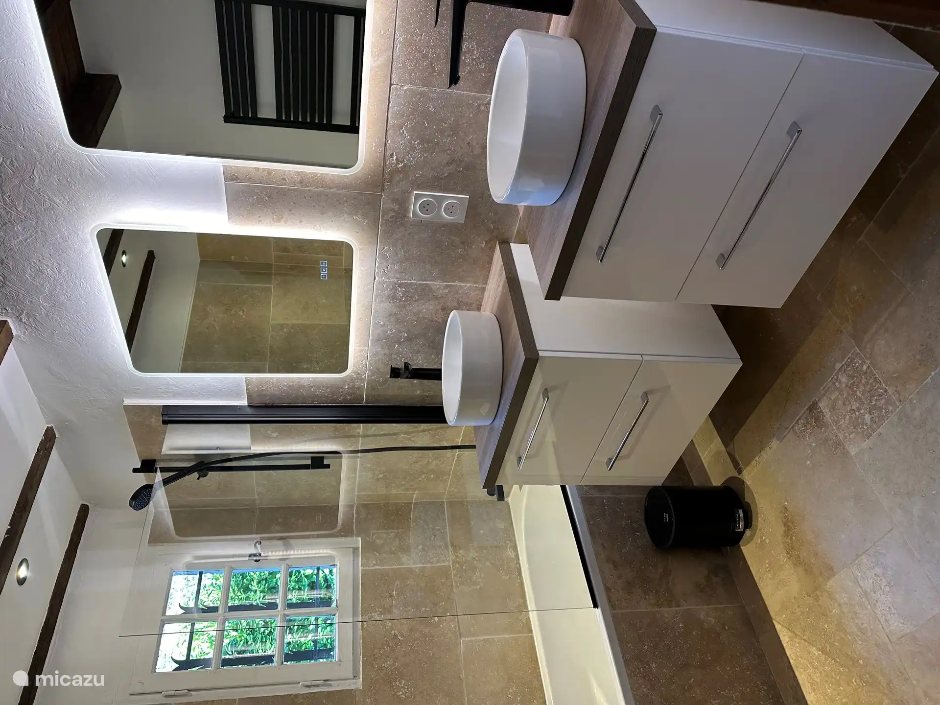 Badezimmer 1 (unten) – Doppelwaschbecken, Badewanne/Dusche