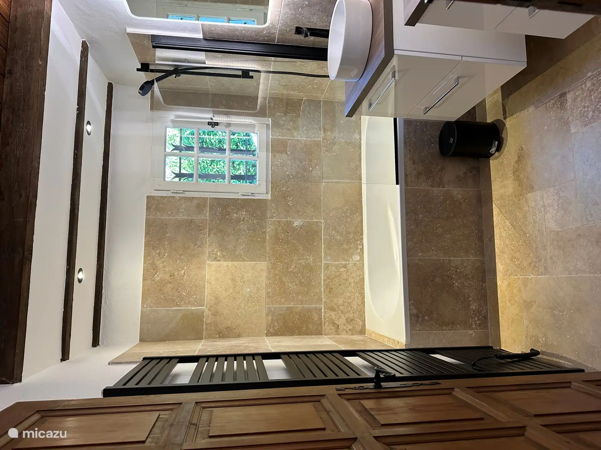 Badezimmer 1 (im Erdgeschoss) - Doppelwaschbecken, Badewanne/Dusche