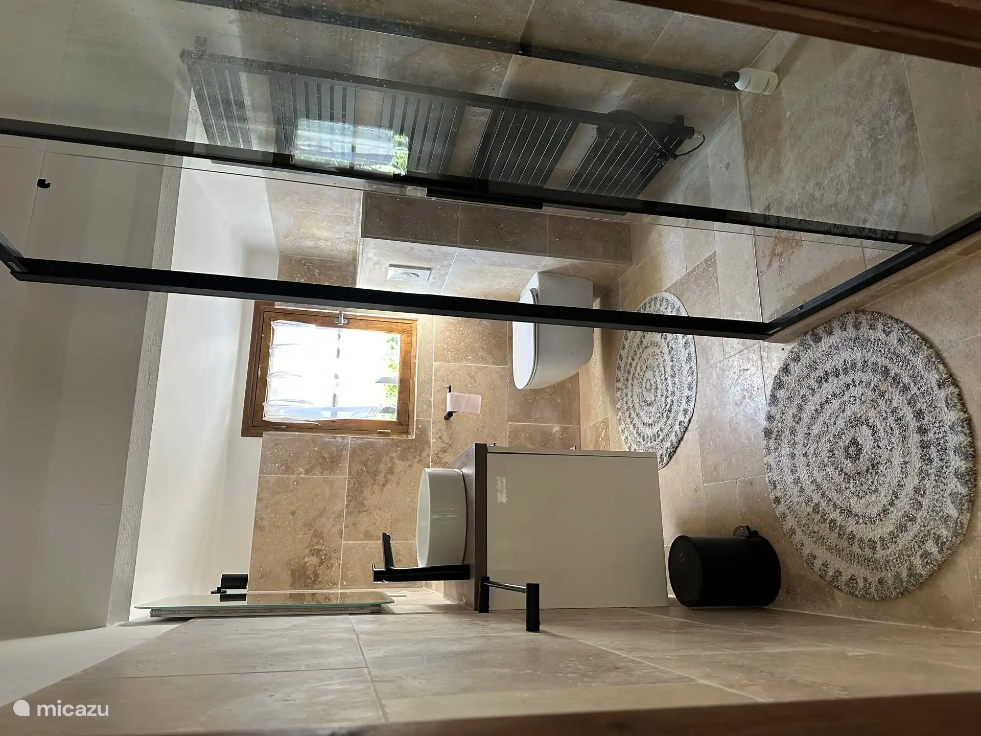 Badezimmer 3 (oben) – große Dusche, Toilette, Waschbecken