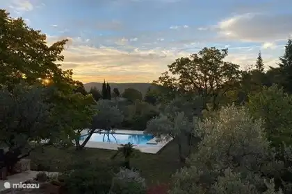 Blick vom Schlafzimmer im Obergeschoss auf den Garten/Pool
