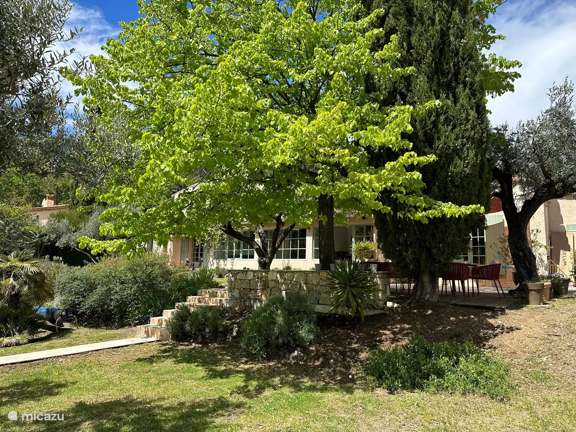 Vorderansicht des Hauses vom Schwimmbad aus