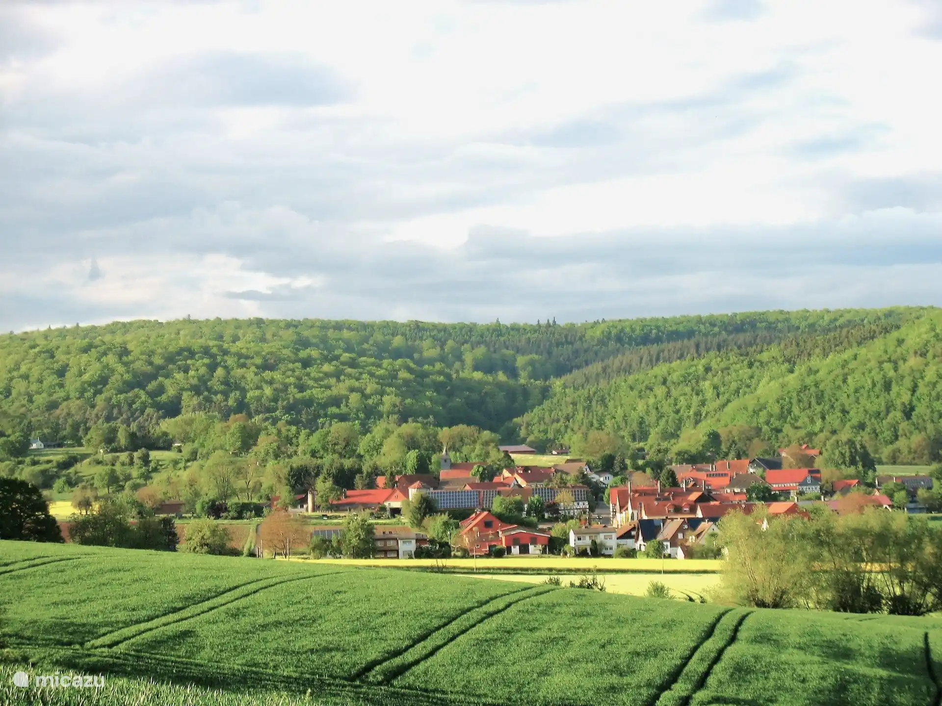 Böhne, verscholen in heuvels en bossen.