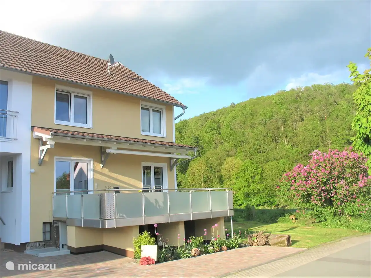 El apartamento está en la planta baja, al lado de campos y prados, rodeado de bosque.