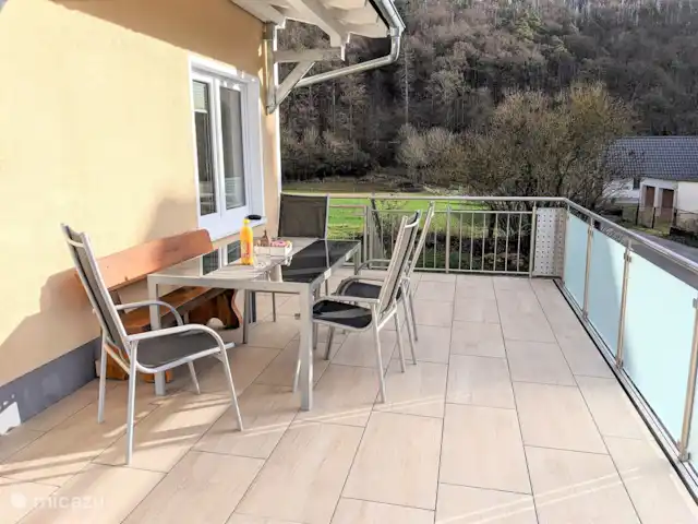 Maison Landlust - beaucoup d'espace | Allemagne, Sauerland, Waldeck am Edersee - maison de vacances La terrasse avec vue sur la forêt et orientation sud au soleil.