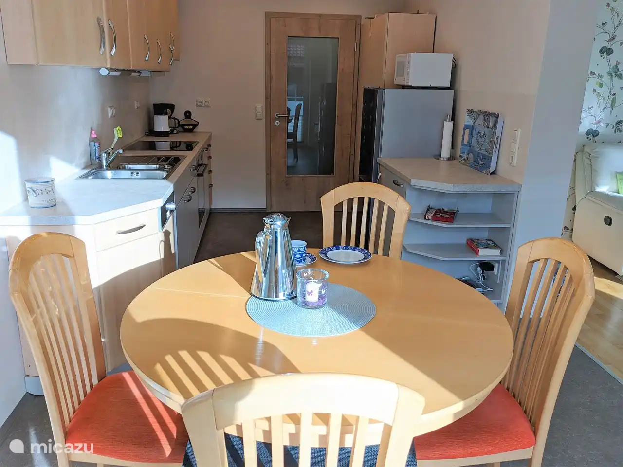 Tomando café en el sol de la mañana