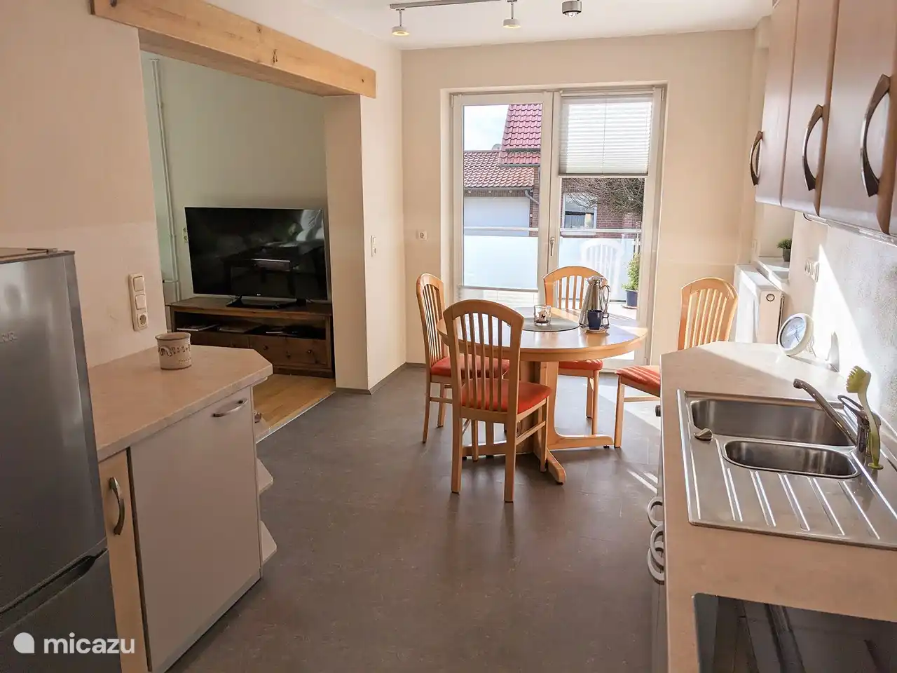 Cocina, comedor y acceso a la terraza