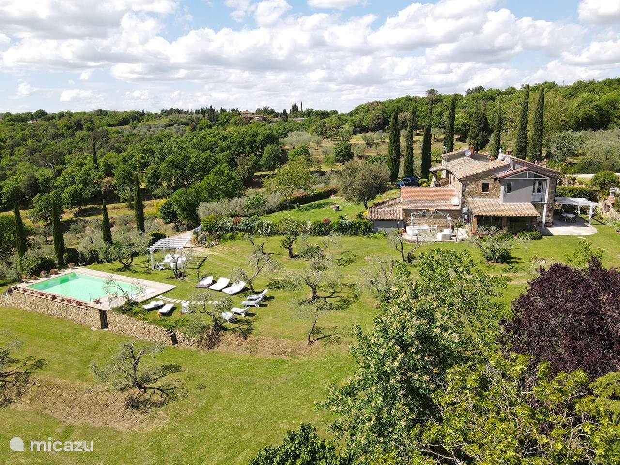 Rent House with private pool enclosed garden in Rigomagno