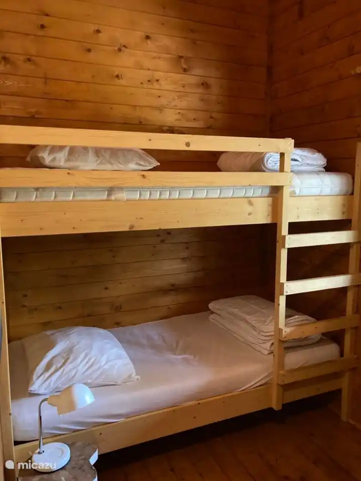 Das zweite Schlafzimmer hat ein Etagenbett.