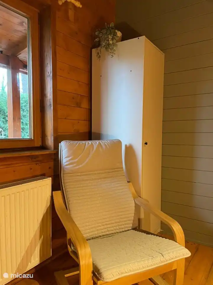 Ein zusätzlicher Stuhl im zweiten Schlafzimmer. Dieser darf/kann auch im Wohnzimmer genutzt werden.