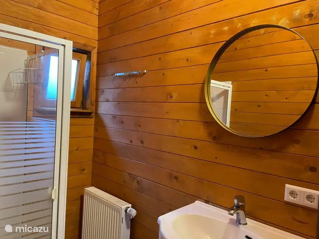 Waschbecken und Spiegel