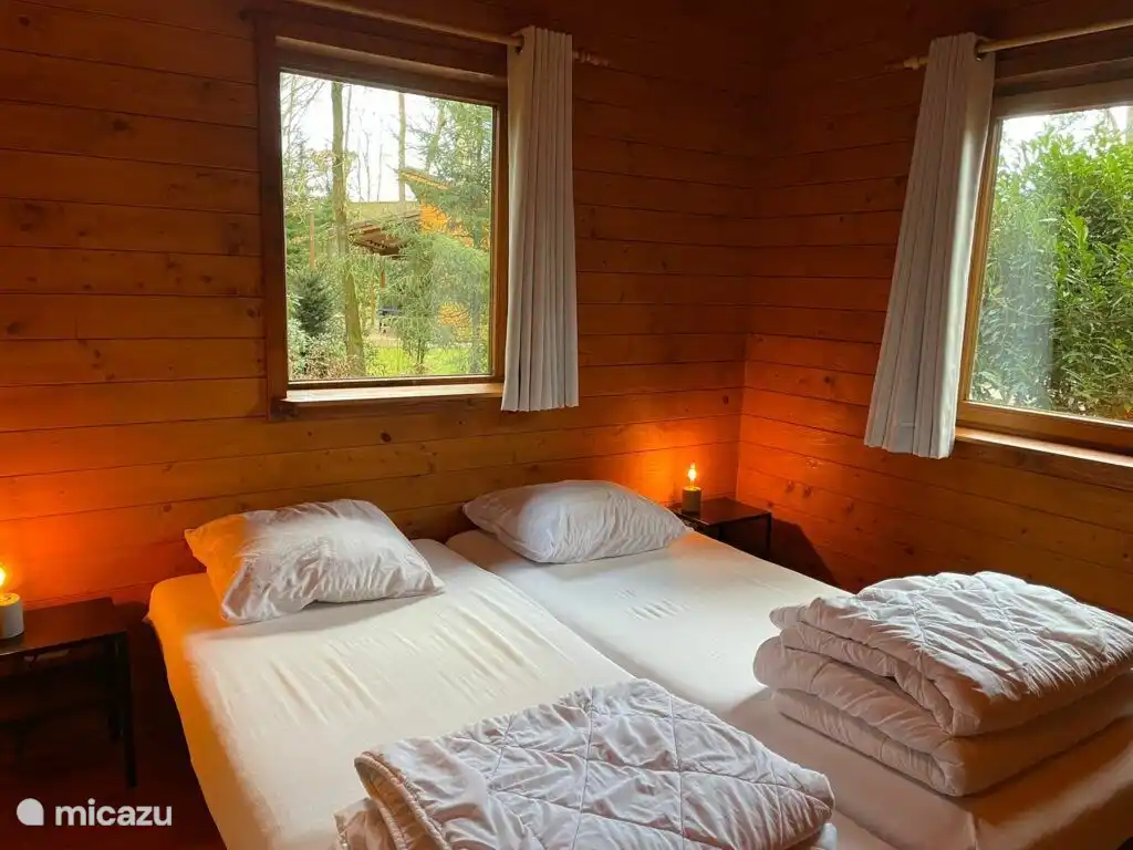 Hauptschlafzimmer mit zwei Einzelbetten.