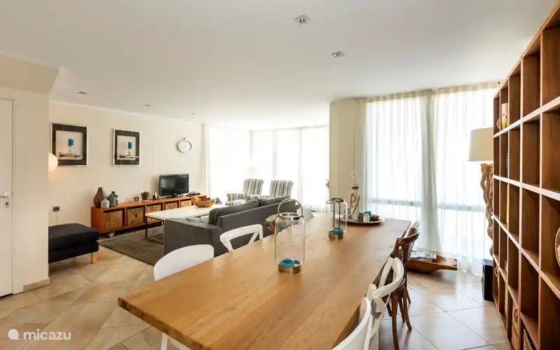 Even with the curtains closed a wonderfully light house. The curtains are not really necessary for privacy, but give an extra cozy feeling, especially in the evening.