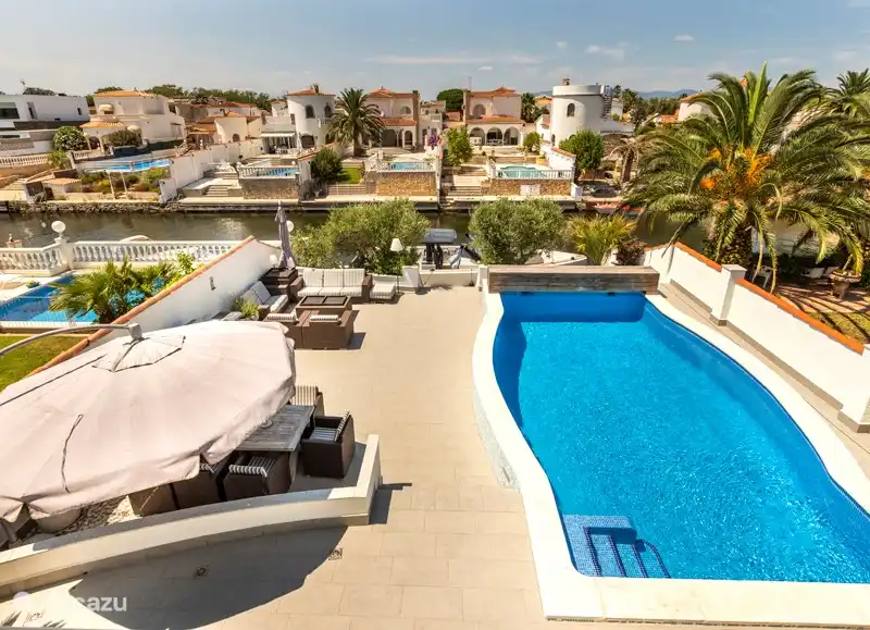 The house is located on a beautiful wide and dead end canal. You can sail to the sea with your boat, but because the house is located on a dead-end canal, it is nice and quiet in the garden even in high summer.