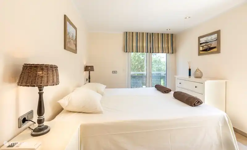 Cozy spacious bedroom with chest of drawers and wardrobe. Double beds that can also be pushed apart if desired.