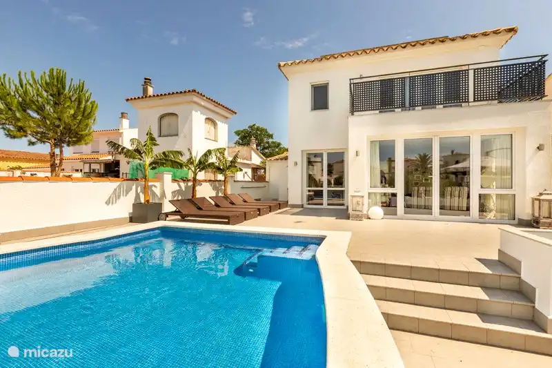 Lovely large swimming pool!